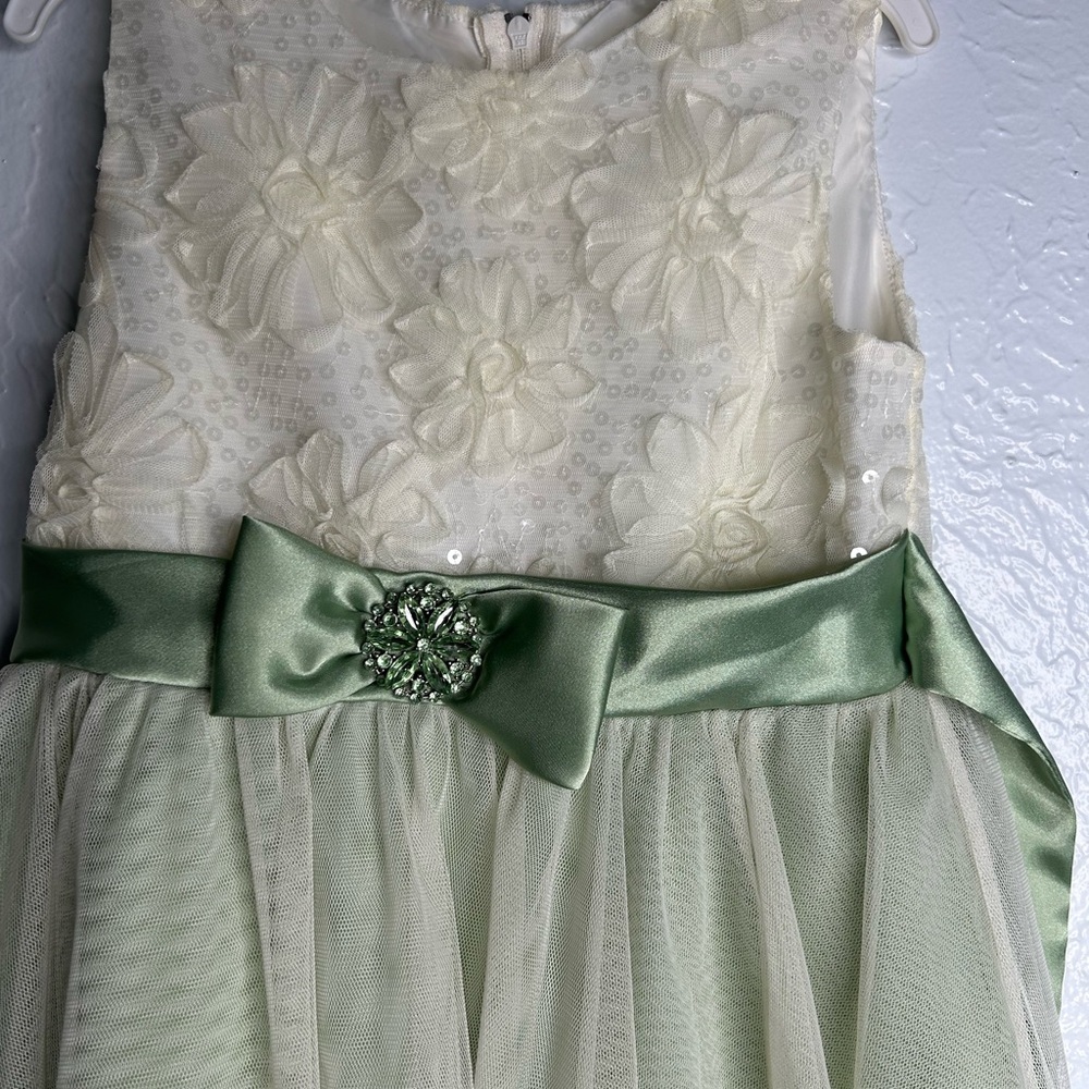 Charming Kids Dress with Green and White Floral Design - Picture 4 of 5